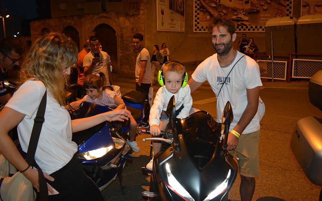Las familias han ido acudiendo al ambiente motero de Alcañiz. /C.O.