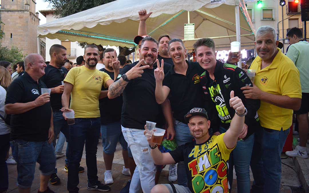 Las camisetas y símbolos simpatizando con los distintos pilotos han ido tomando Alcañiz./ Camila Ortiz.