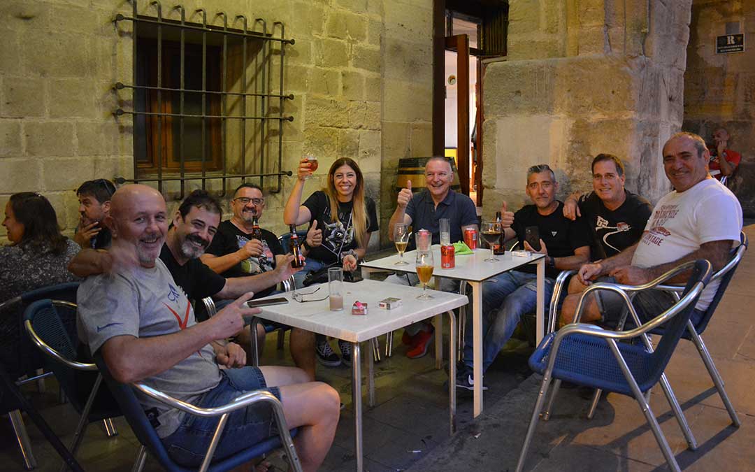 Un grupo de moteros en los porches de la Plaza de España./ C.O.