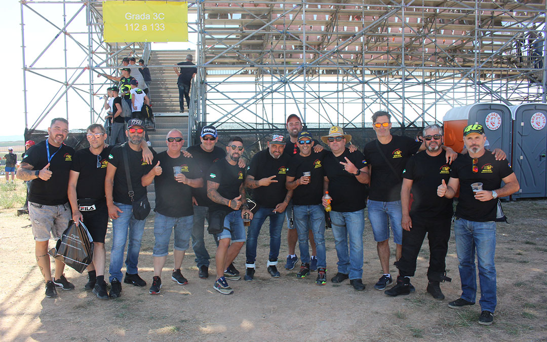 Grupo de amigos de Sanlúcar de Barrameda en la grada 3./ Laura Castel.