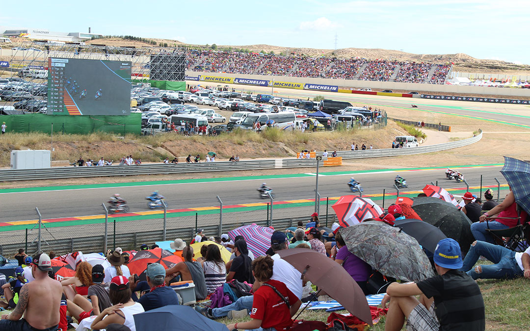 Visión de la Grada 7 desde la pelouse 6. Se puede contemplar las curvas 14 y 15, la larguísima recta posterior y las curva 16 y 17, que son las de entrada a meta. De este lance se da buena cuenta desde la tribuna 7. / B. Severino