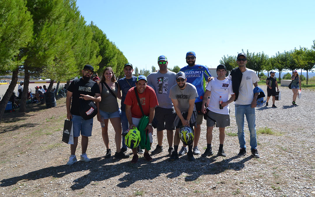 Yerai Muela y su grupo de amigos de Miranda de Ebro en la pelouse 6./ Javier De Luna.