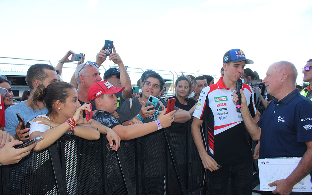 Álex Márquez en el pit lane walk. / Camila Ortiz