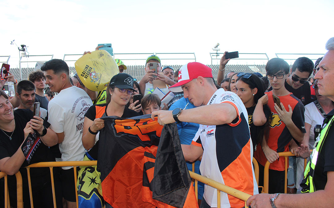 Pol Espargaró en el pit lane walk. / Camila Ortiz