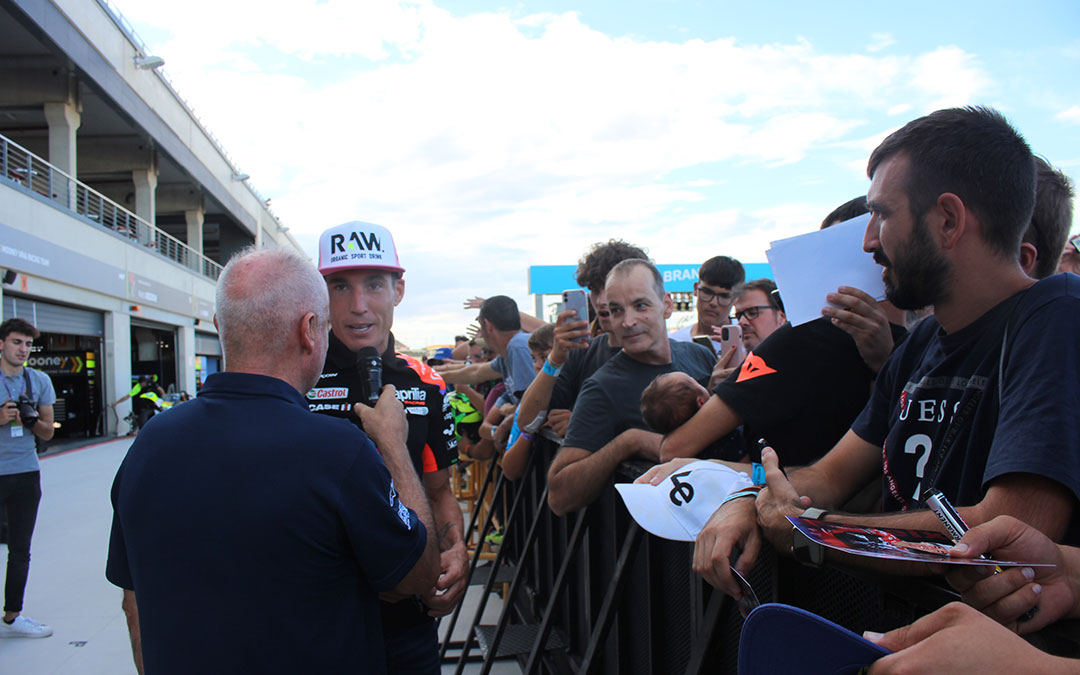 Aleix Espargaró en el pit lane walk. / Camila Ortiz
