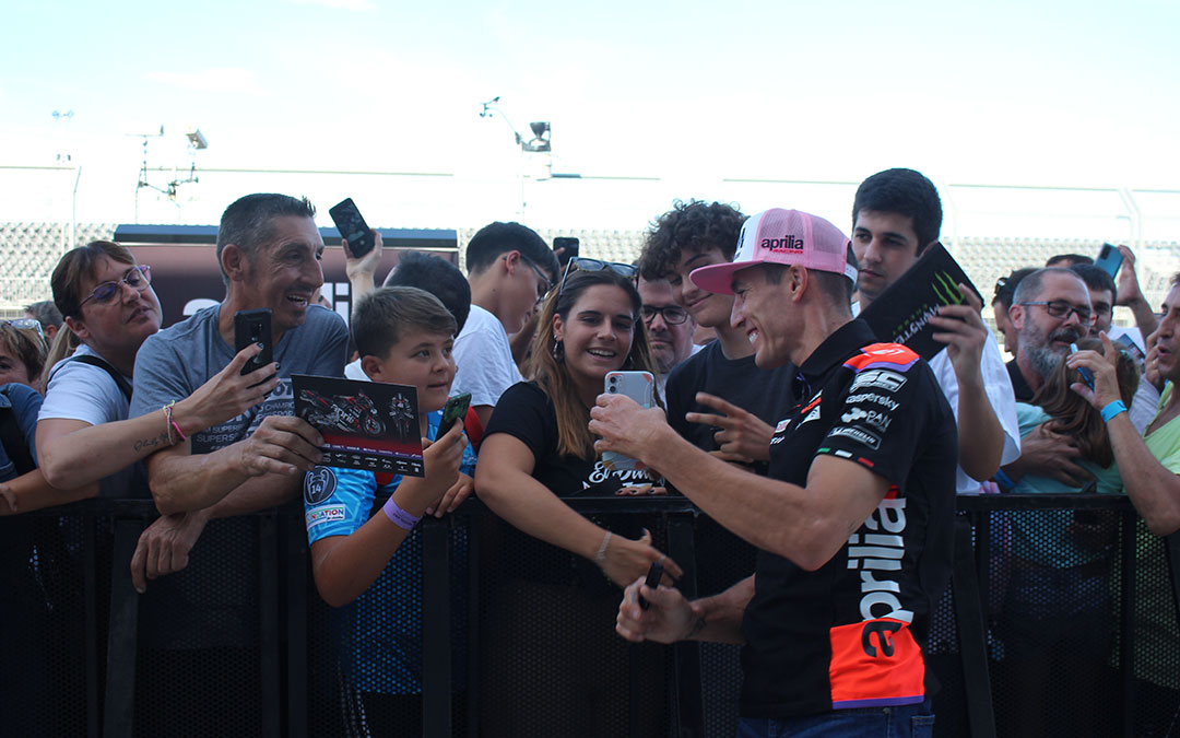 Aleix Espargaró en el pit lane walk. / Camila Ortiz