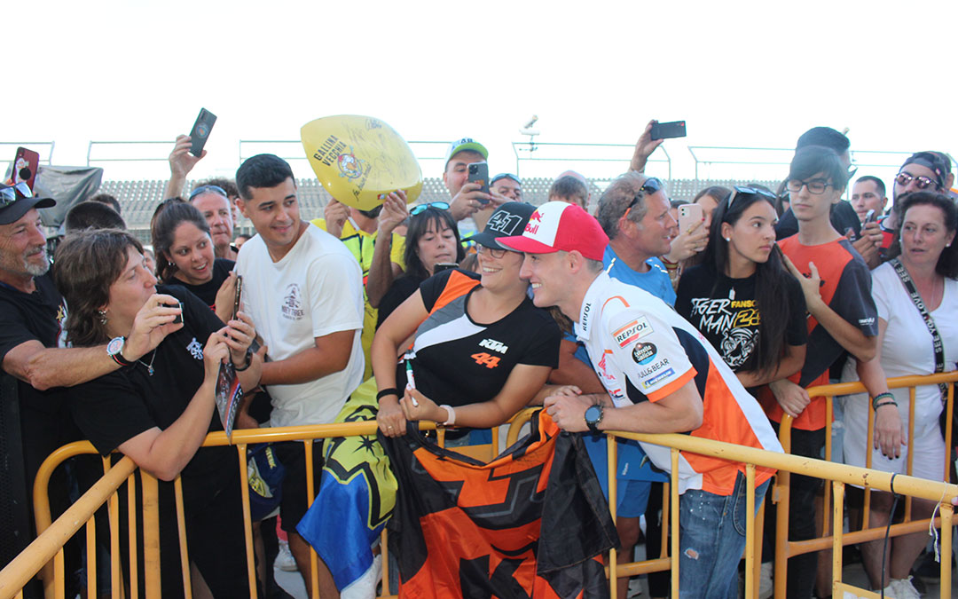 Pol Espargaró en el pit lane walk. / Camila Ortiz
