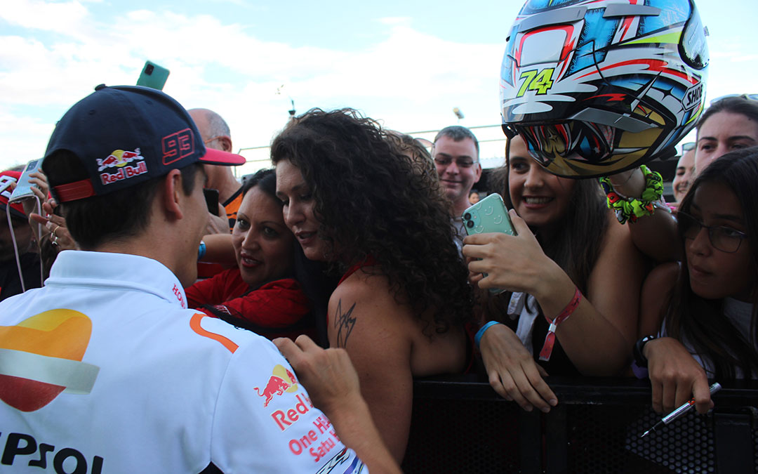 Marc Márquez en el pit lane walk. / Camila Ortiz