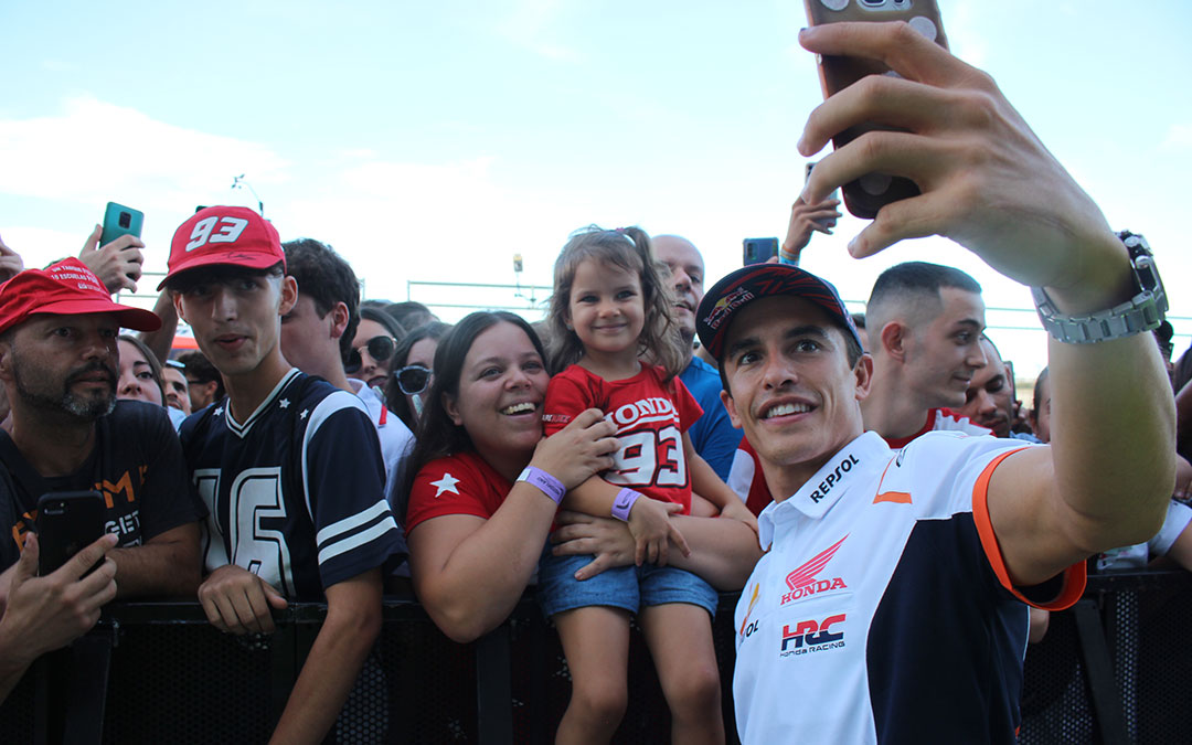 Marc Márquez en el pit lane walk. / Camila Ortiz