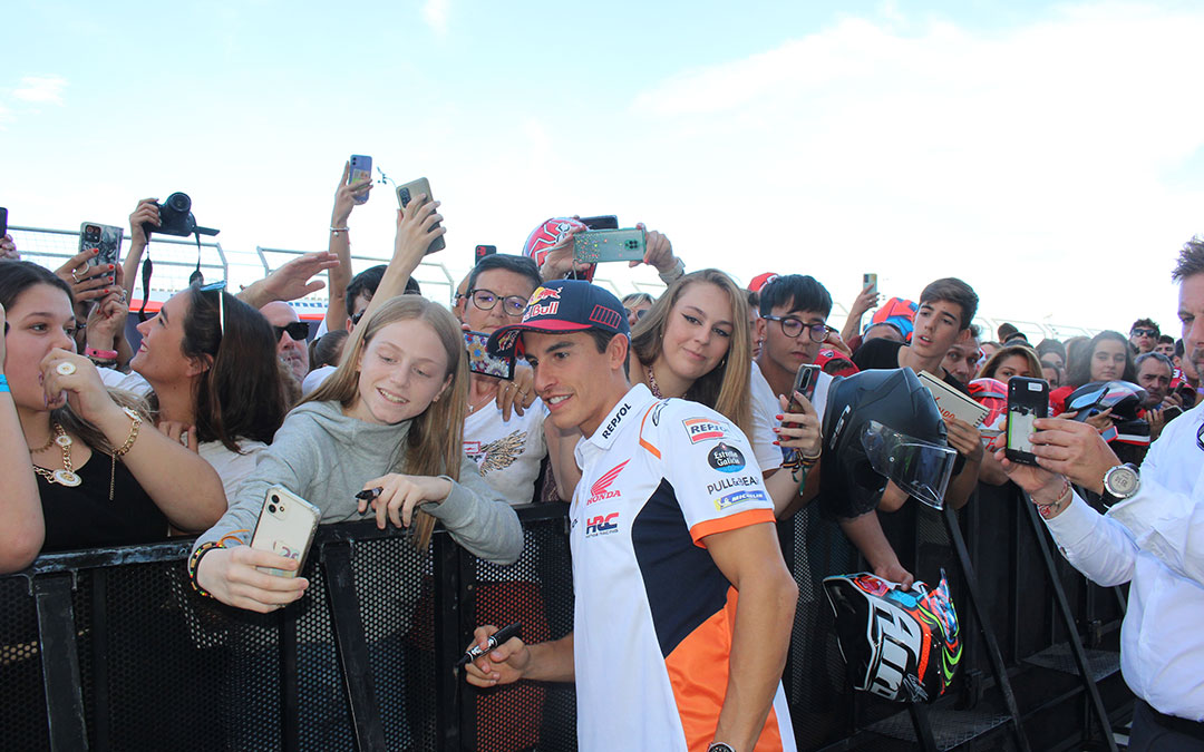 Marc Márquez en el pit lane walk. / Camila Ortiz
