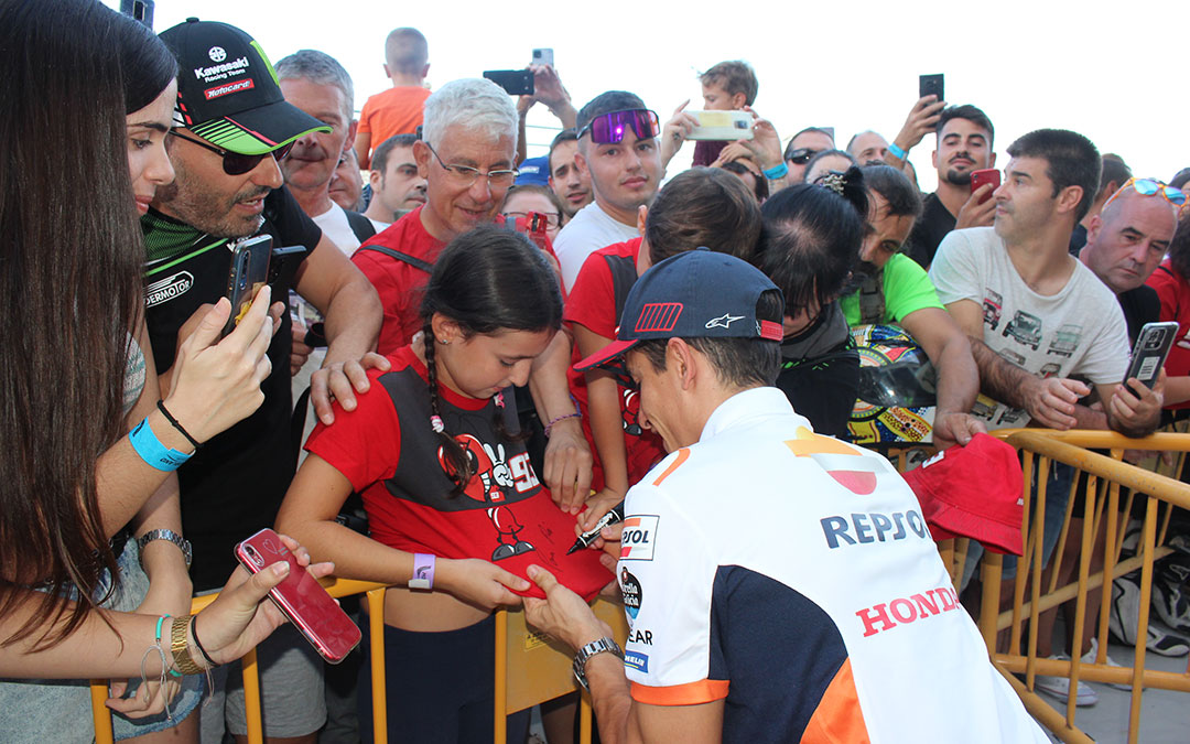 Marc Márquez en el pit lane walk. / Camila Ortiz