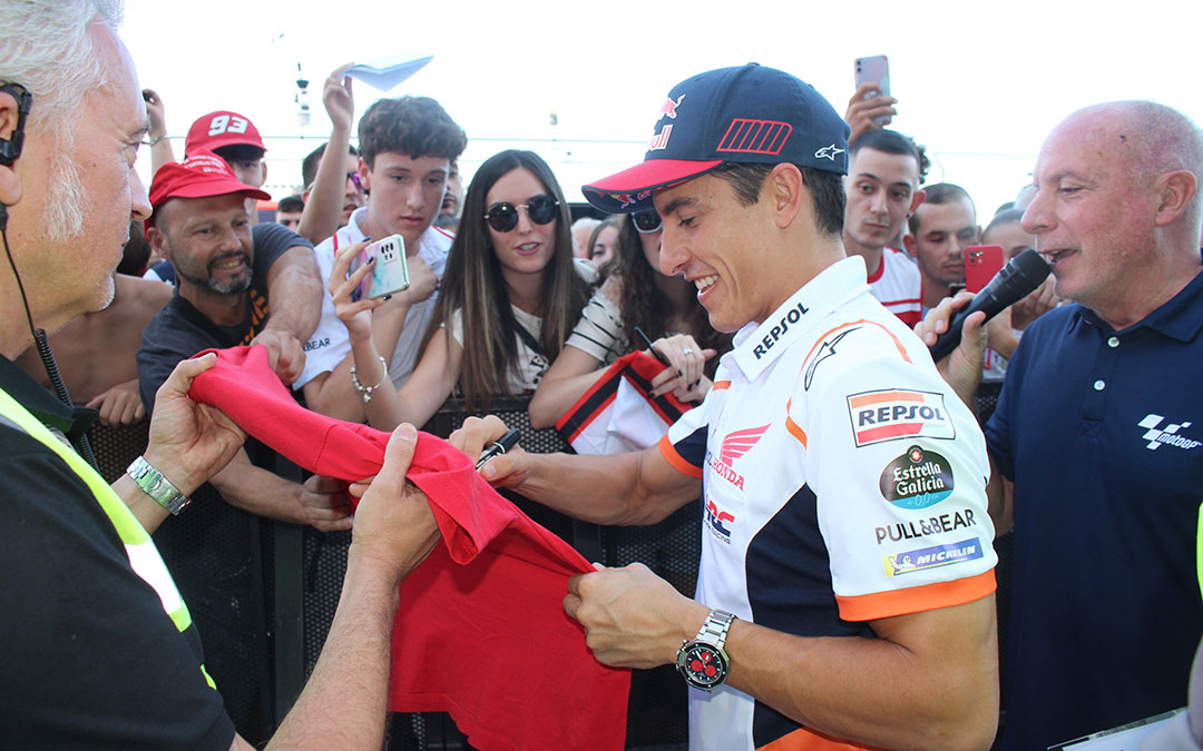 Marc Márquez en el pit lane walk. / Camila Ortiz