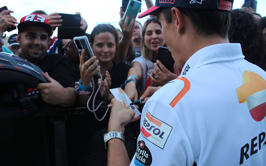 Marc Márquez en el pit lane walk. / Camila Ortiz