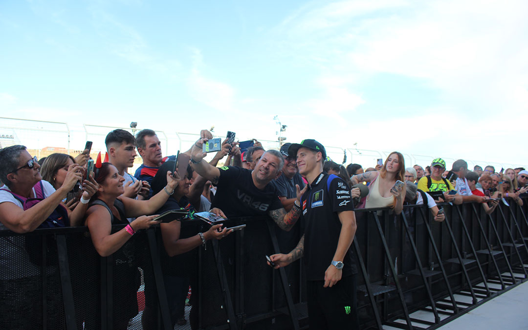 Fabio Quartararo en el pit lane walk. / Camila Ortiz
