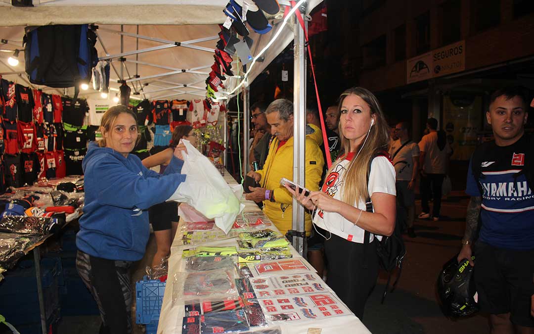 Los puestos de ropa motera vuelven a ser protagonistas en la Avenida Aragón./ Laura Castel.