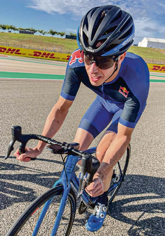 Álex Márquez da sus primeras vueltas al trazado en bicicleta./ Álex Márquez