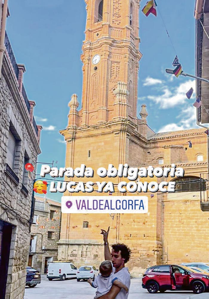Alex Rins muestra a su hijo Lucas la torre de la iglesia de Valdealgorfa./ Alex Rins