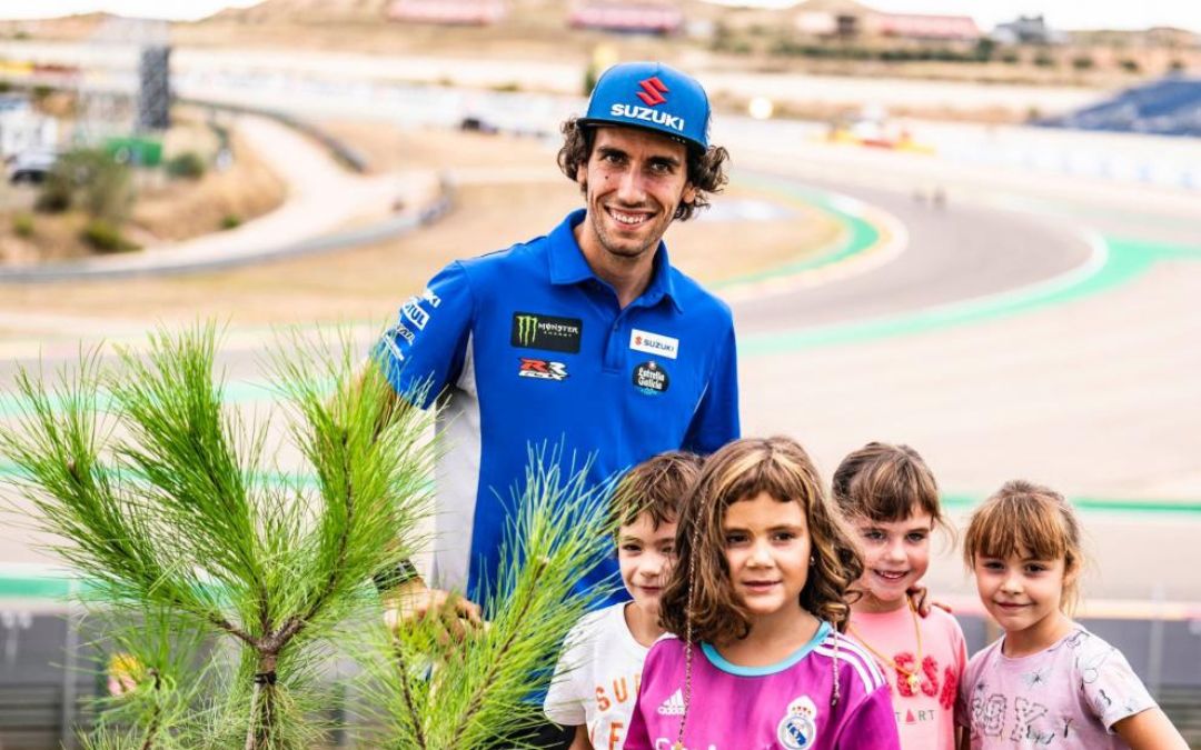 Álex Rins posa en el circuito de Motorland junto a un grupo de jóvenes aficionados./ L. C.