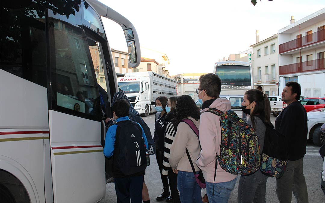 Imagen de archivo de alumnos del Bajo Aragón-Caspe subiendo a un autobús escolar./ P.S.