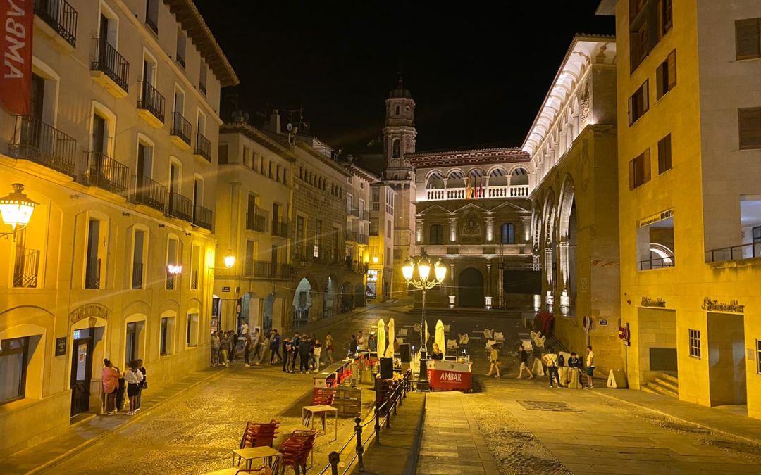 A diferencia de años anteriores aunque igual que en 2019, la plaza de España no acogió la habitual fiesta nocturna de MotoGP. En la imagen, una plaza prácticamente vacía el viernes a las 00.15./ Juanma Crespo.