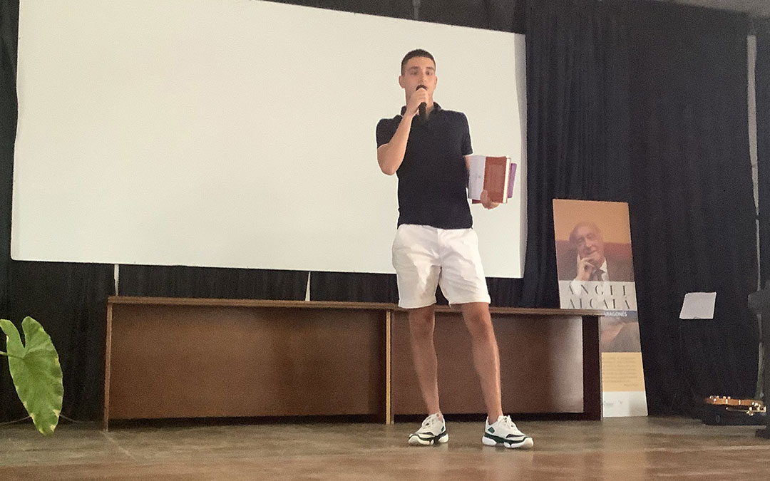 Marius Culacovschi, agradeciendo el premio que honra al ilustre Alcalá. / IES Pablo Serrano