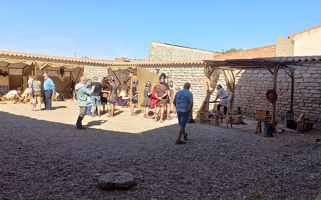 Patio del centro de visitantes donde se desplegó la zona de recreaciones y demostraciones de la forma de vida de los íberos. / Vida Primitiva