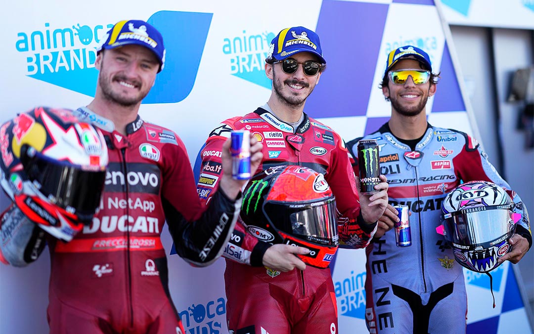 Miller, Bagnaia y Bastianini celebran la clasificación obtenida./ MotoGP