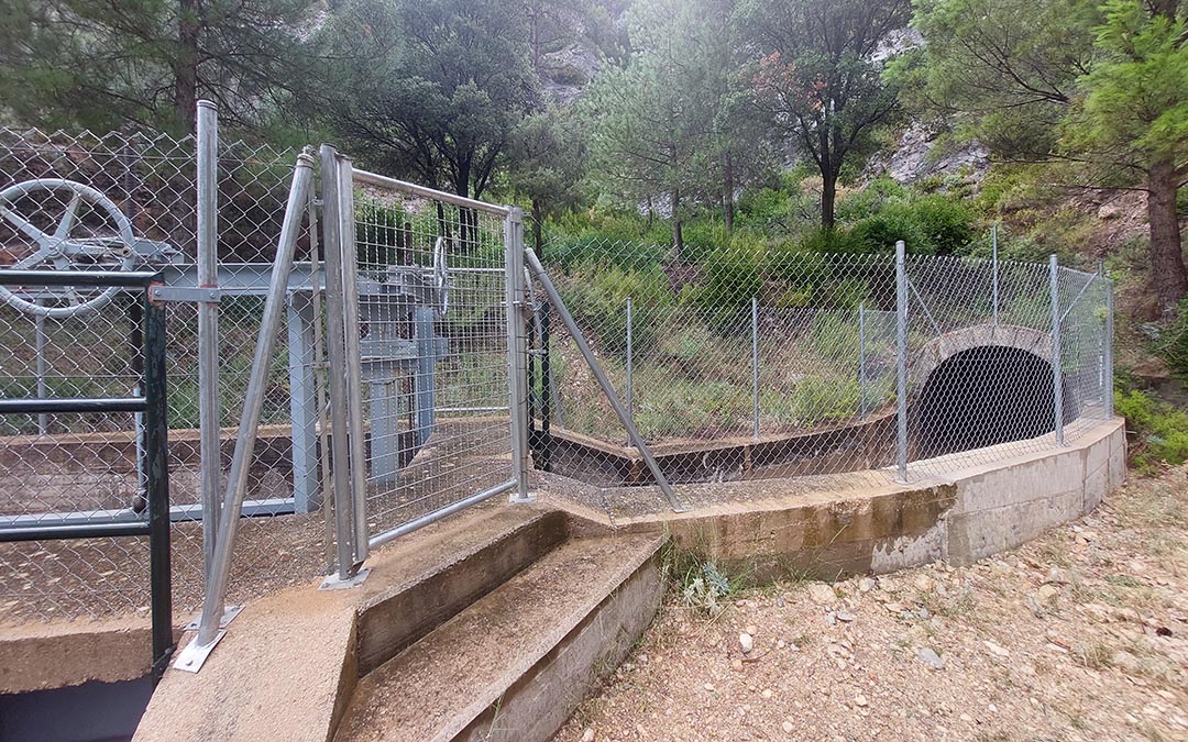 Situación del inicio del túnel-trasvase situado en el paraje natural de El Parrizal de Beceite, en el río Matarraña, esta semana. /J.L.