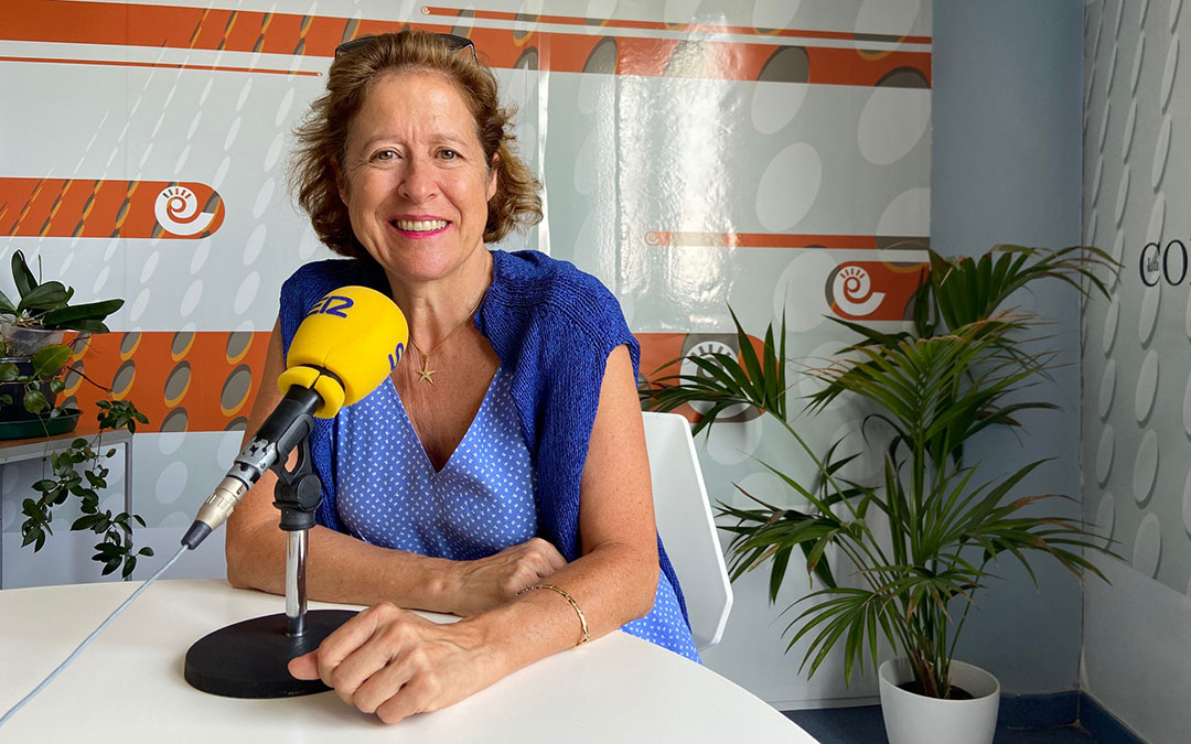 Berna González Harbour en el estudio de Radio La Comarca este viernes./ Alicia Martín