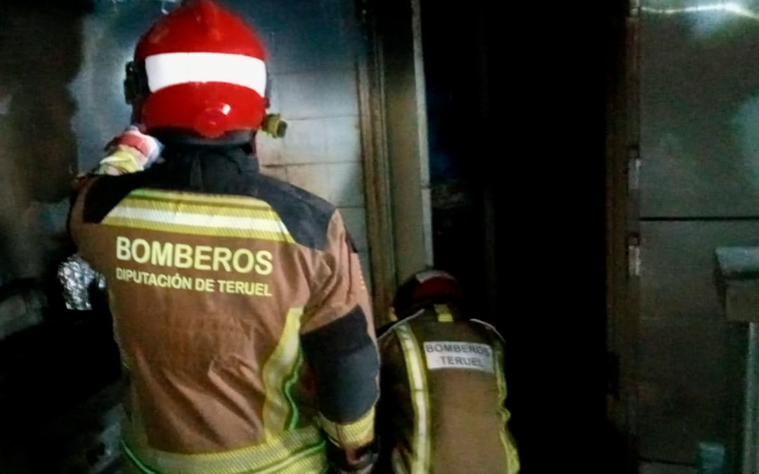 Bomberos trabajando en la extinción del fuego./DPT