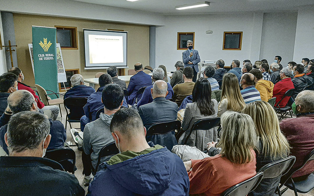 Una de las jornadas informativas de Caja Rural de Teruel. / L.C.
