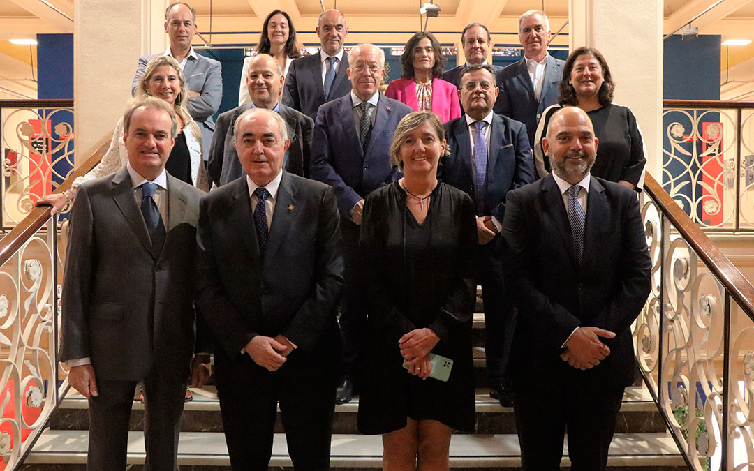 Foto de familia tras la constitución del nuevo Consejo Aragonés de Cámaras de Comercio./ Cámara de Teruel