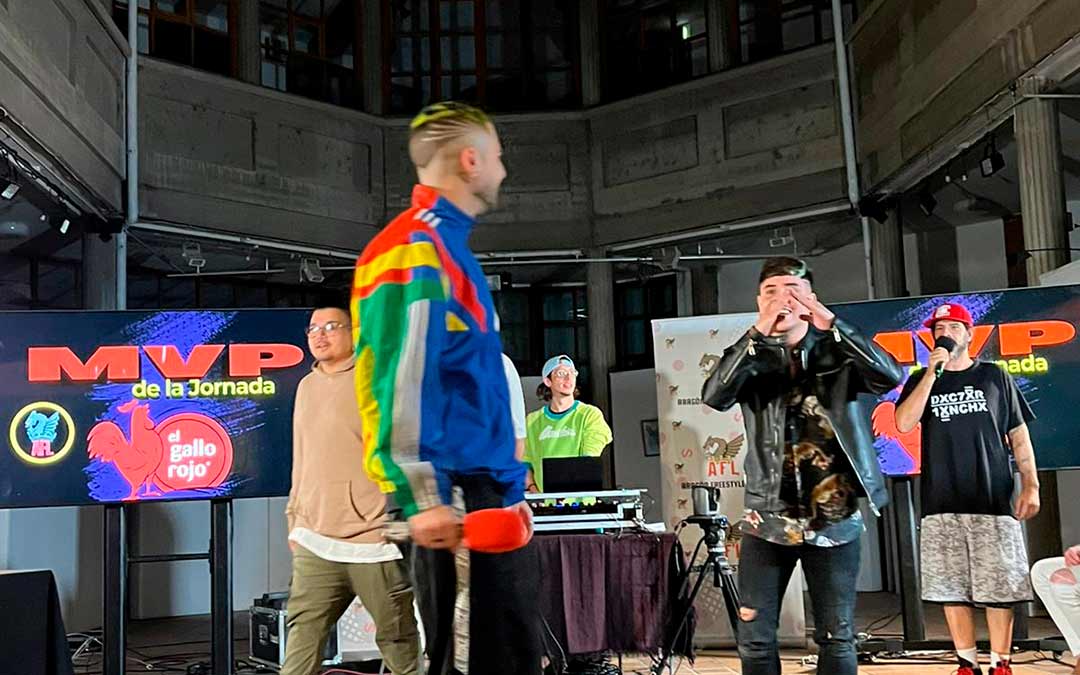 Desde las 20.00, se fueron sucediendo las batallas hasta conocer quién levantaba el título de campeón./Aragón Freestyle