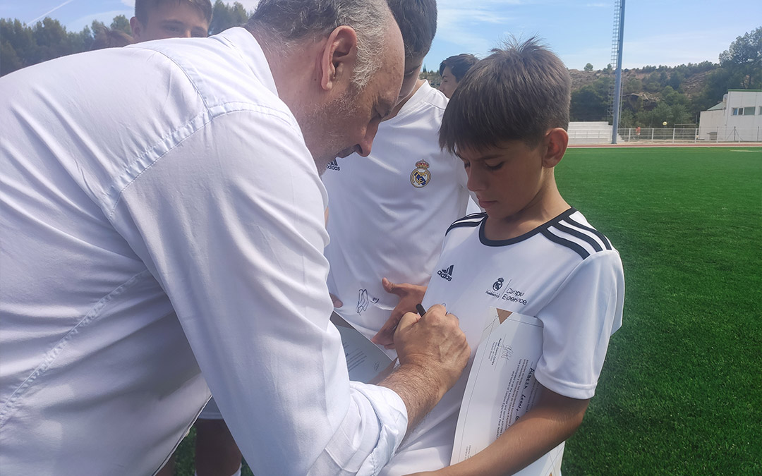 Ricardo Gallego firmando una camiseta del Real Madrid./ J. D. G.