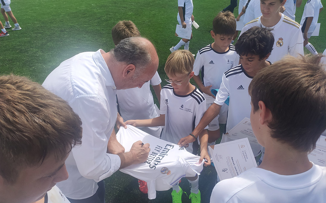 Ricardo Gallego firmando una camiseta del Real Madrid./ J. D. G.