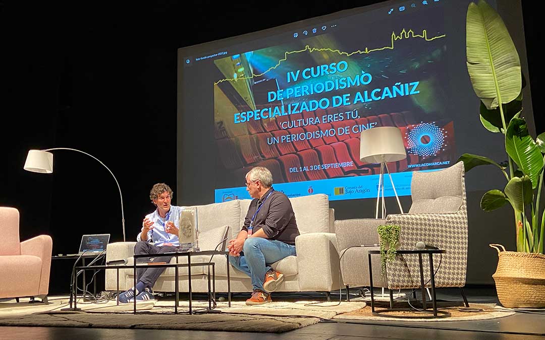 Carlos Marañón y Carlos Gurpegui durante su coloquio en el IV Curso de Periodismo Especializado de Alcañiz./ L.C.