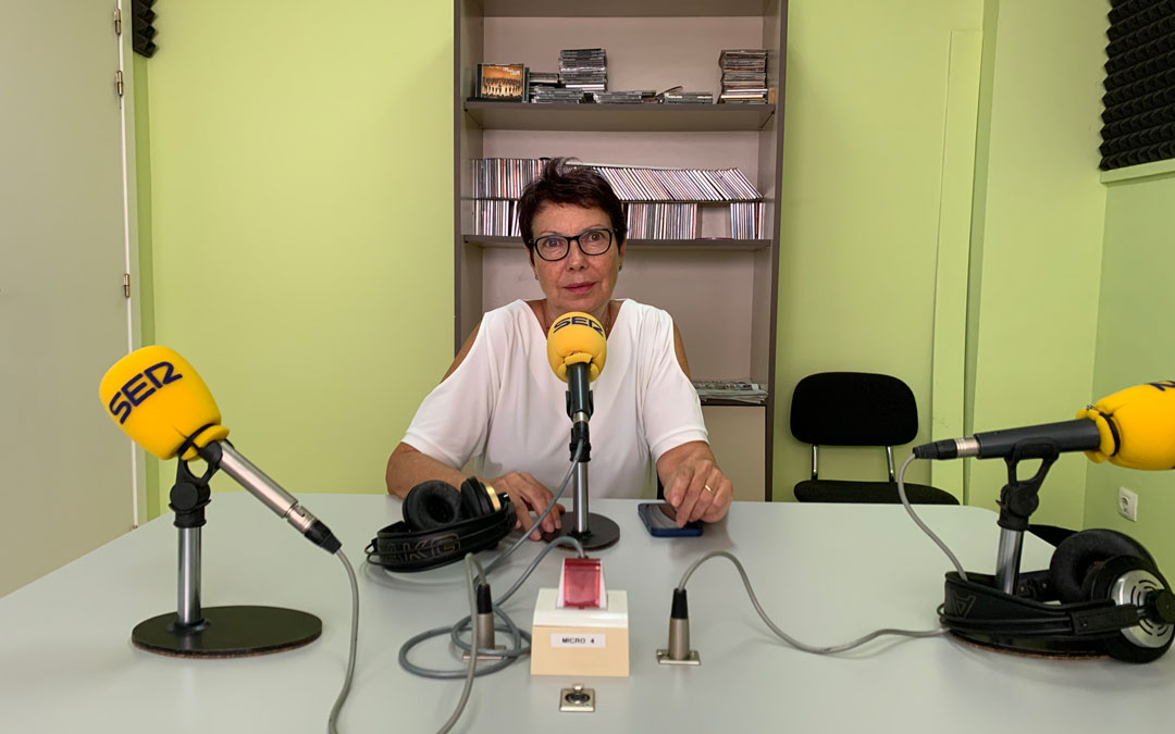 Carmen Beltrán, presidenta de AFEDACC, en Radio Caspe / E.P.
