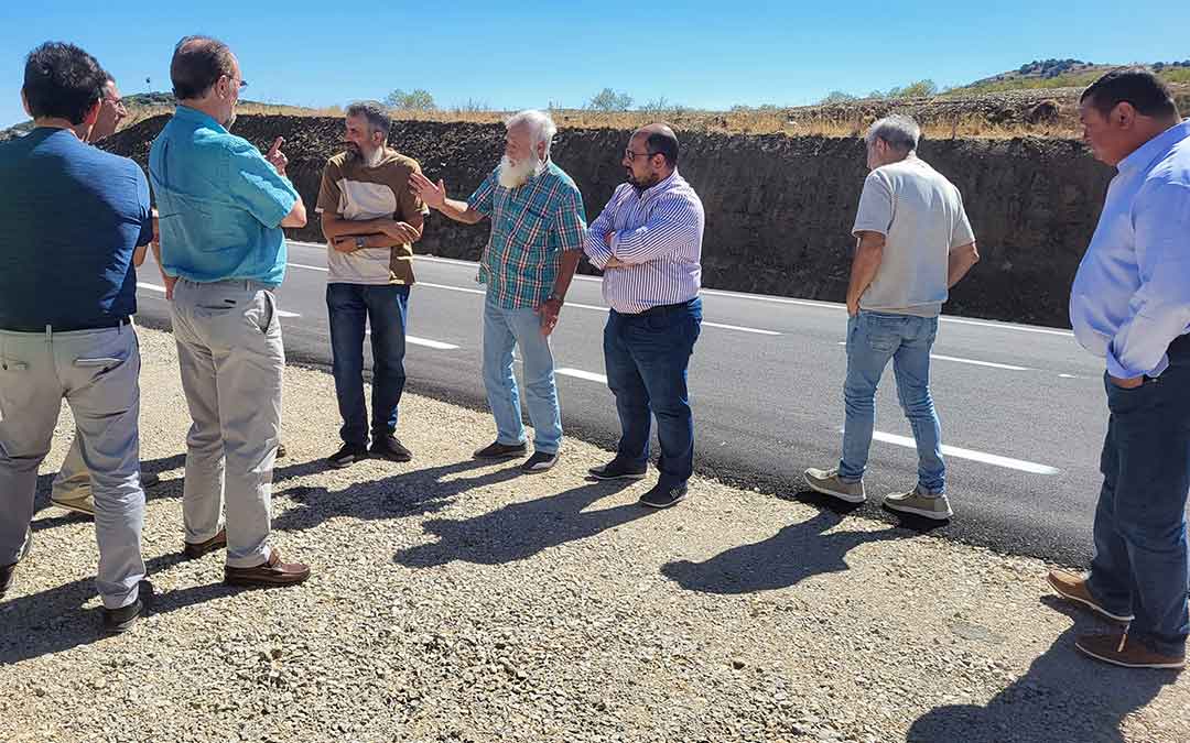 Izquierdo, con alcaldes de municipios de la zona durante la visita a la carretera./DPT