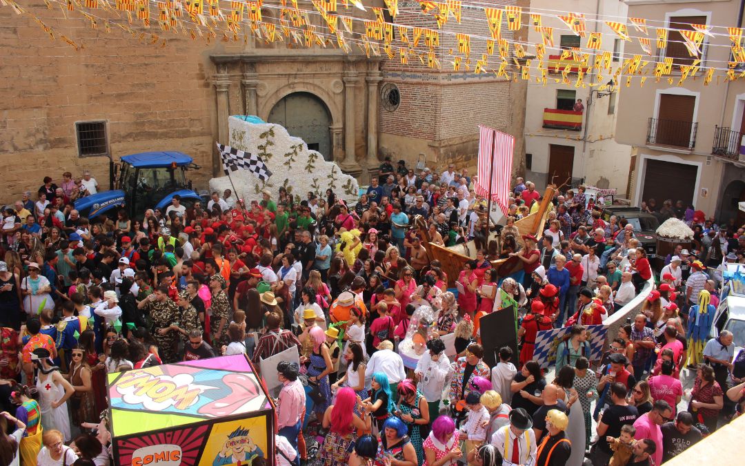 Los vecinos de Albalate abarrotaron su plaza de la Iglesia para recibir este viernes a sus esperadas fiestas patronales./ C. O.
