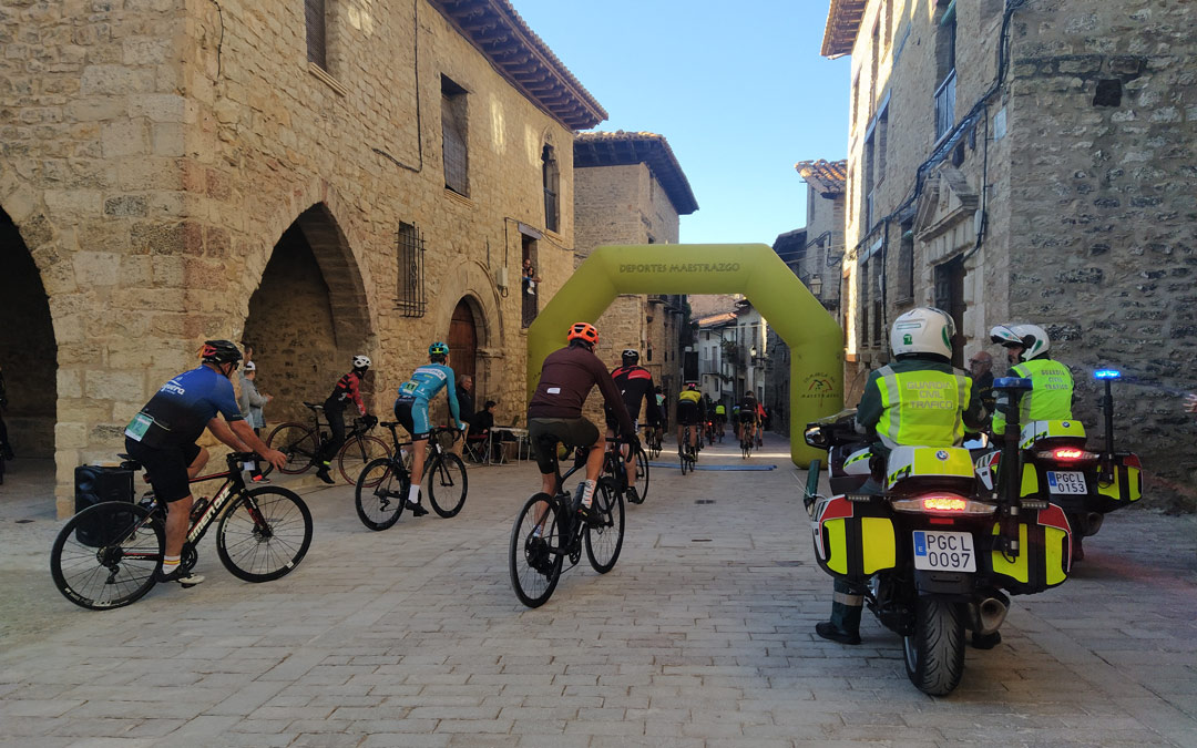 Los ciclistas a su salida en la plaza porticada de Cantavieja.