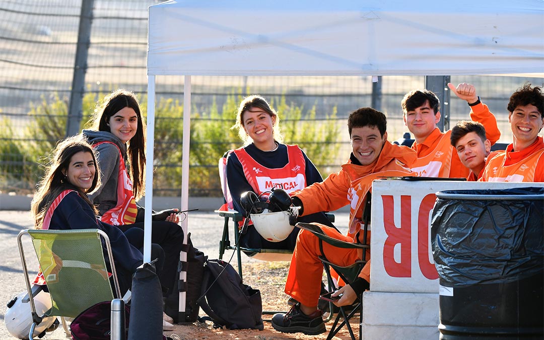 Comisarios de pista y médicos en Motorland Aragón./ L.C.