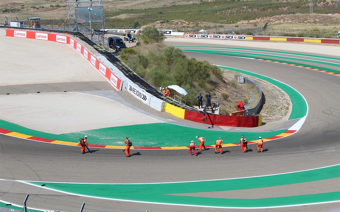 Comisarios limpiando la pista entre carreras./ L.C.