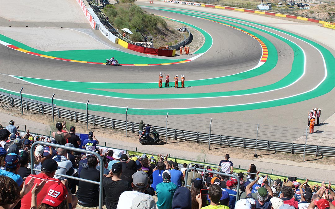 Comisarios de pista saludando a los pilotos tras la clasificación./ L.C.