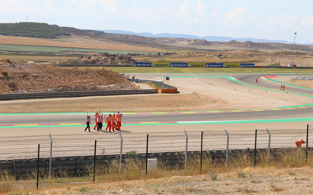 Comisarios saludando a la grada tras una jornada en pista./ L.C.