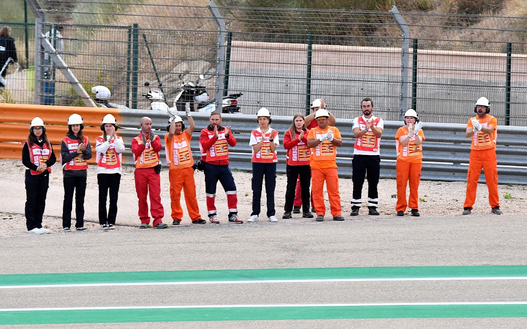Comisarios saludando a los pilotos tras una jornada en pista durante el último mundial./ L.C.