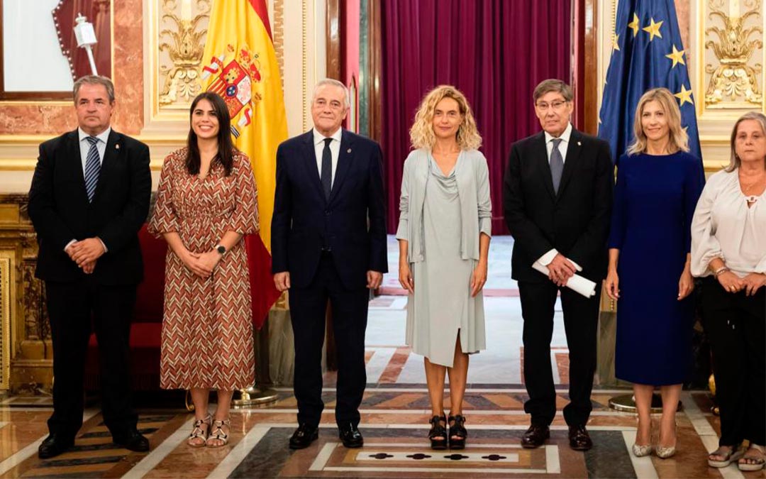 La presidenta del Congreso, Meritxell Batet, recibe a la delegación aragonesa./ Enrique Cidoncha