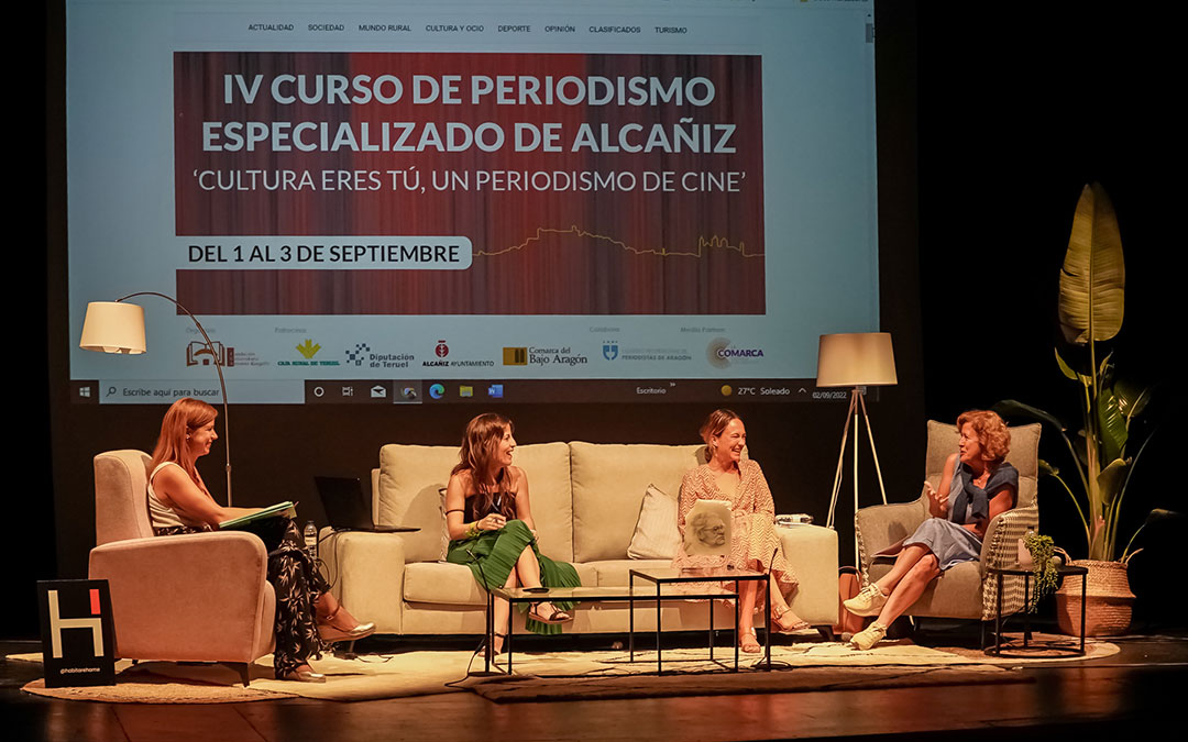 Eva Defior, Camino Ivars, Loreto Sánchez Seoane y Berna González Harbour en ‘Periodismo con rostro. Seguir siempre una buena historia’ en la segunda jornada del Curso de Periodismo de Alcañiz./ Abdul Grau