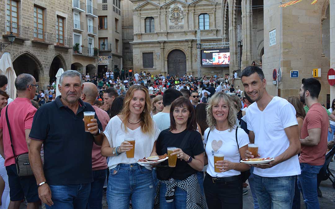 Jamón y cerveza en mano para disfrutar de la tarde del sábado en Alcañiz./ Alicia Martín