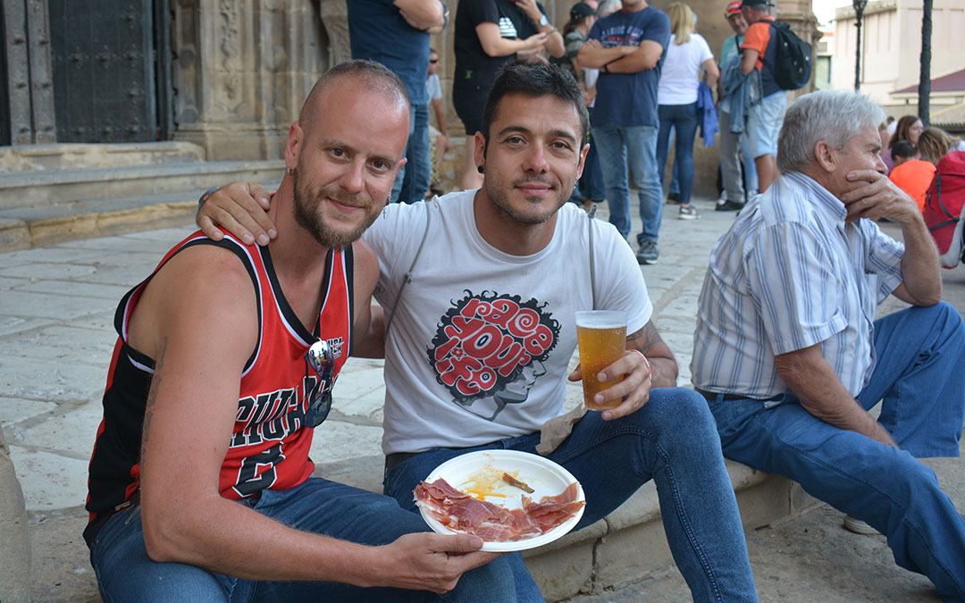 Dos aficionados madrileños en la tarde del sábado en 'Degusta Teruel'./ Alicia Martín