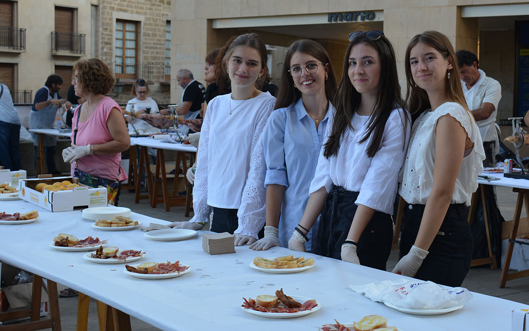 Voluntarias durante el reparto de productos de calidad en 'Degusta Teruel'./ Alicia Martín